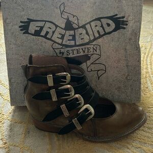 🌟FreeBird Scarlet Booties in Brown🐻🤎